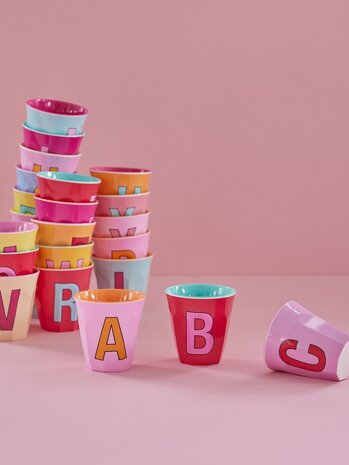 Rice Melamine beker alfabet - roze kleuren Rice Melamine beker alfabet - roze kleuren