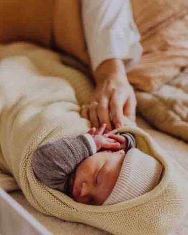 Hvid baby cocoon lichtgeel –merinowol