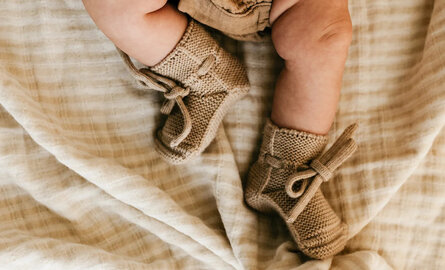 Hvid baby slofjes: de zachtste musthave voor kleine voetjes