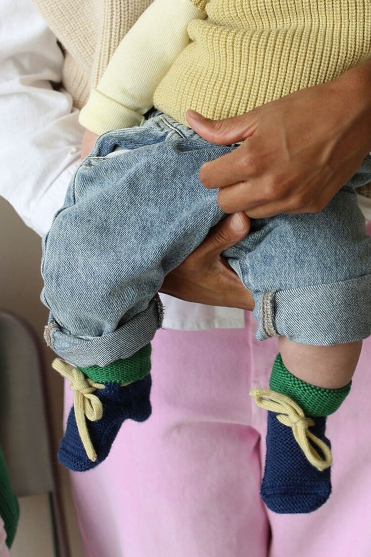 Hvid babyslofjes merinowol blauw/groen