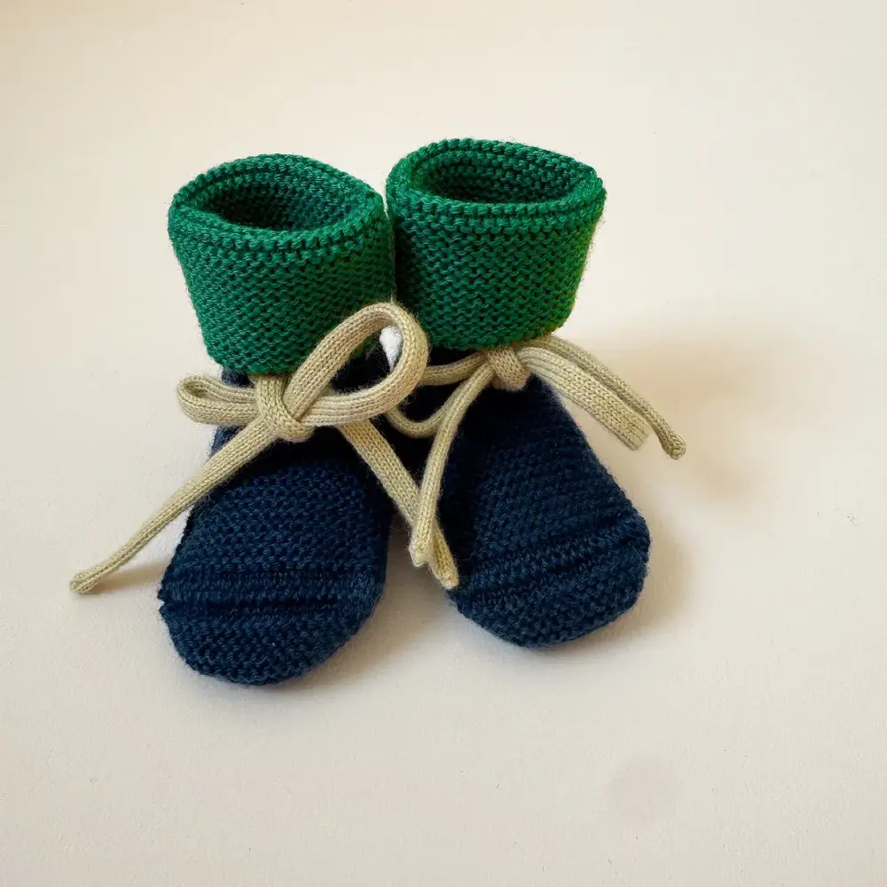 Hvid babyslofjes merinowol blauw/groen Hvid babyslofjes merinowol blauw/groen