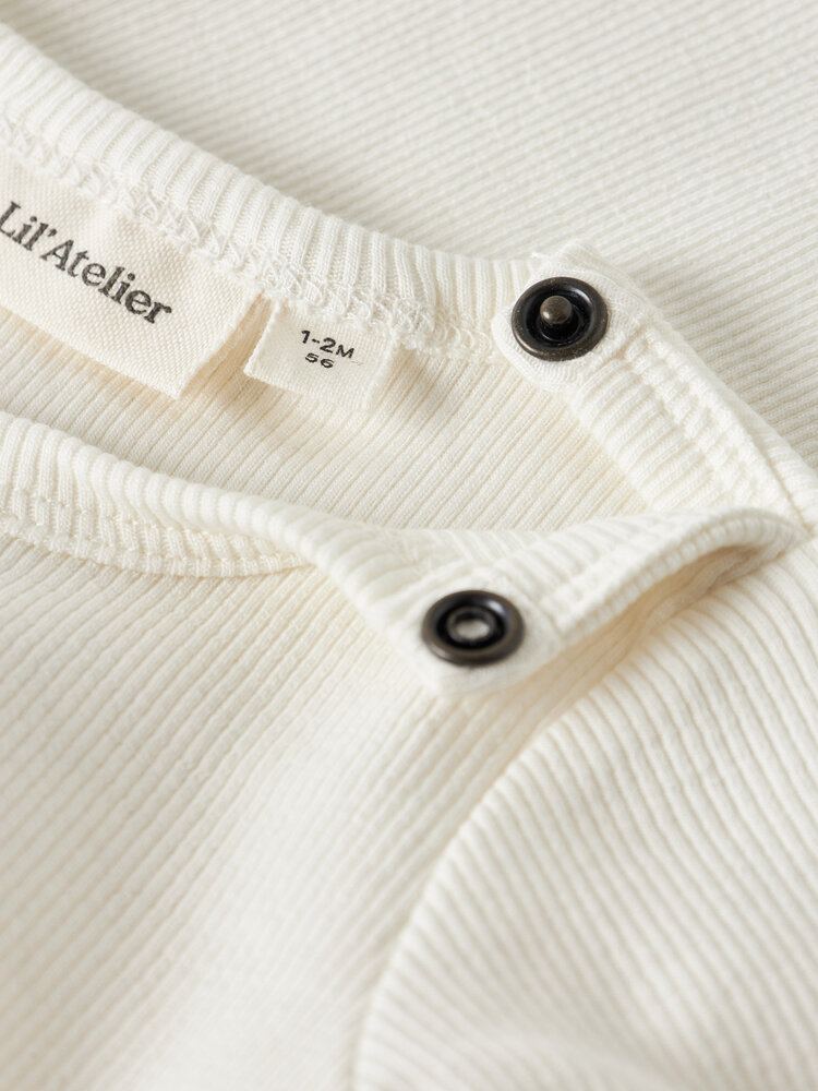 Lil Atelier rib romper lange mouw slim fit coconut milk met beer applicatie Lil Atelier rib romper lange mouw slim fit coconut milk met beer applicatie