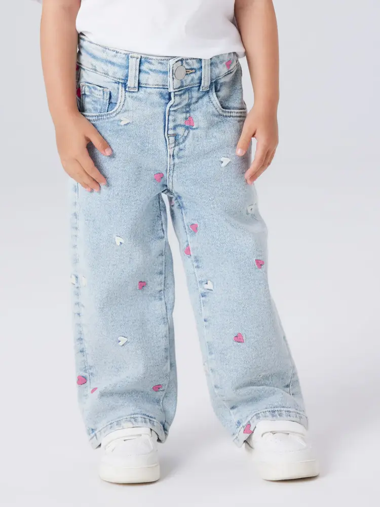 Name It lichtblauwe spijkerbroek met witte en roze hartjes