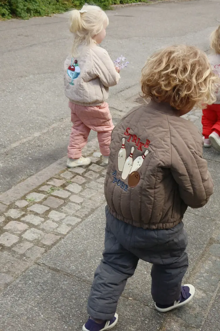 Konges Slojd Juno bruine bomberjas Walnut Strike A Pose