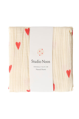 Studio Noos beige hydrofiel doek met rode hartjes - medium