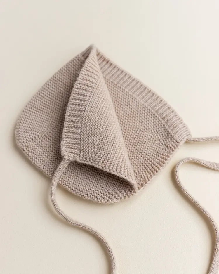 Hvid Bonnet Dolly babymutsje Sand