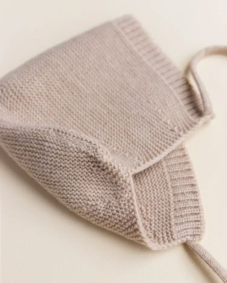 Hvid Bonnet Dolly babymutsje Sand