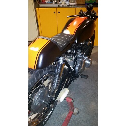 C.Racer Selle noire Café Racer Tuck N' Roll Type 33