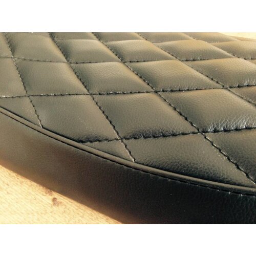 Selle noire Café Racer Diamond Stitch 25