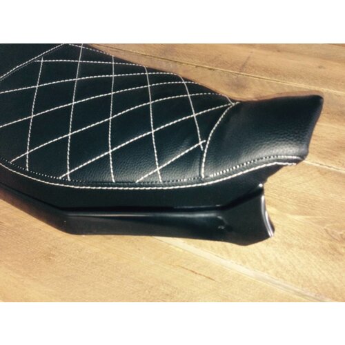 C.Racer Selle noire Diamond Triumph Bonneville 2008 avec assise 50