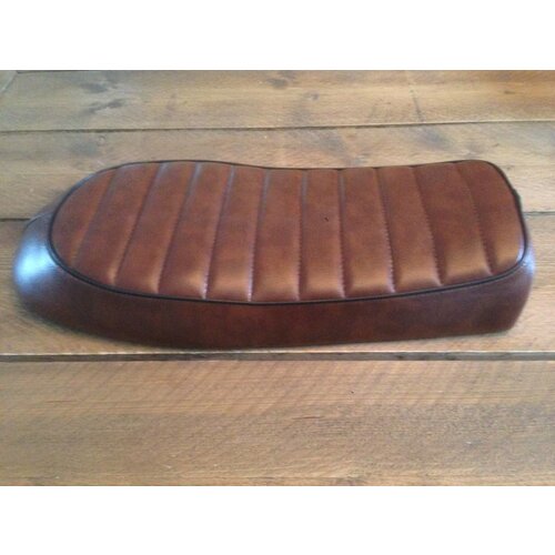 Selle marron Brat Cafe Racer Tuck 'N Roll 77