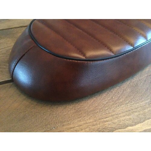 Selle marron Brat Cafe Racer Tuck 'N Roll 77