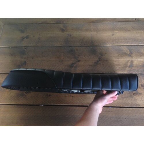 Classic Brat Sitzbank Tuck 'N Roll Schwarz 86