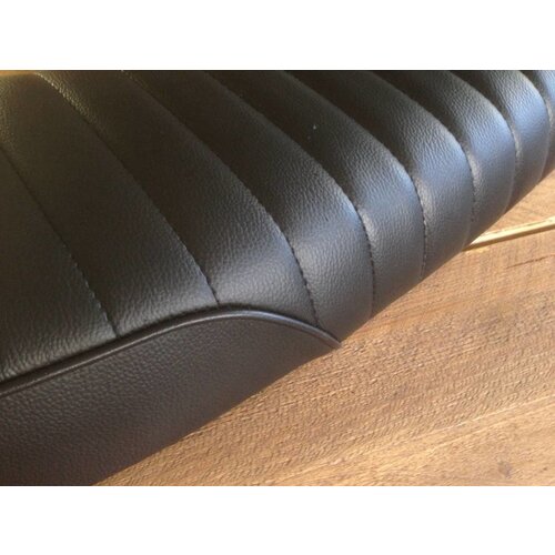 Classic Brat Sitzbank Tuck 'N Roll Schwarz 86