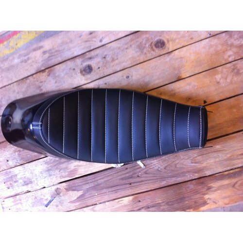 C.Racer Selle noire Sportster Tracker Tuck 'N Roll 49