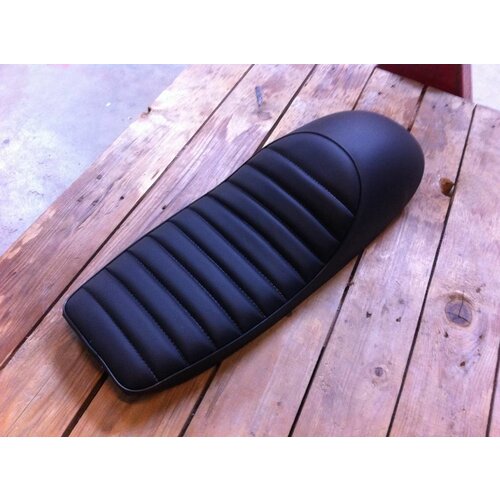 Selle noire Café Racer Tuck 'N Roll 96