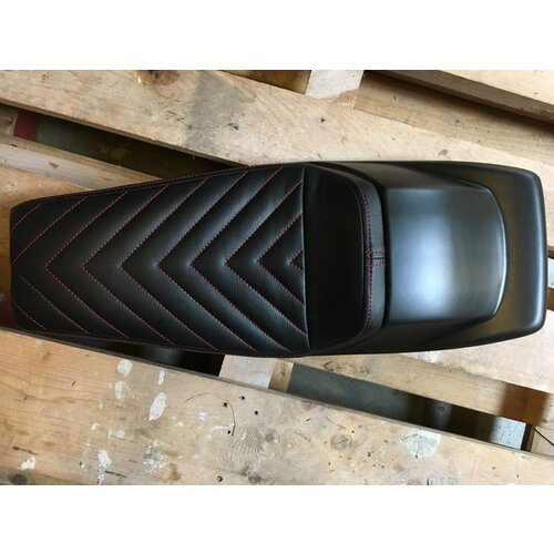 C.Racer Flat Tracker Seat Vintage Black / Red "V For Vendetta" 21