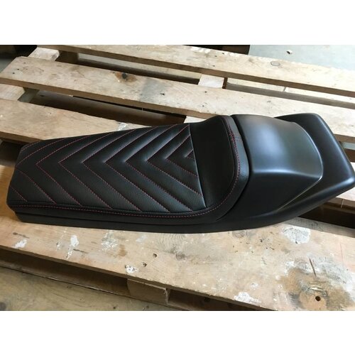 C.Racer Selle noire / rouge vintage Flat Tracker "V For Vendetta" 21