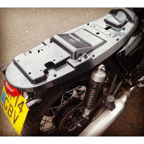 Motone Plaque de base pour selle Bonneville - Selle en ABS avec caoutchoucs et crochets + Double selle en mousse