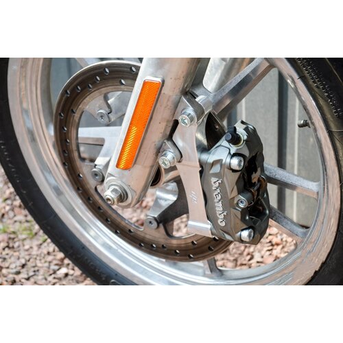 Actualiza el Soporte Adaptador de Pinza Brembo-100 mm para Harley Davidson Dyna ('06-'17) | Izquierda