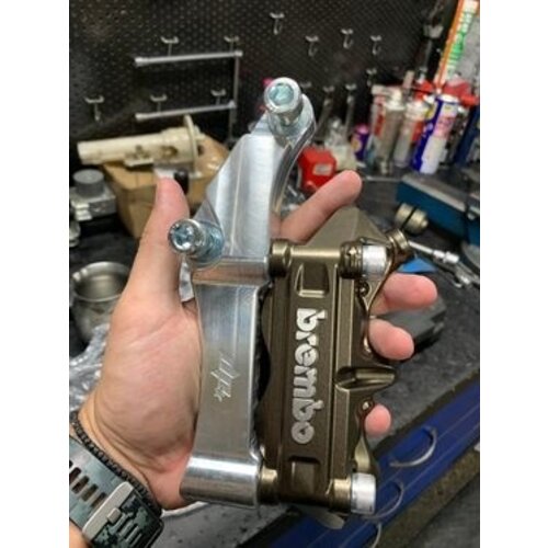 Actualiza el Soporte Adaptador de Pinza Brembo-100 mm para Harley Davidson Dyna ('06-'17) | Izquierda