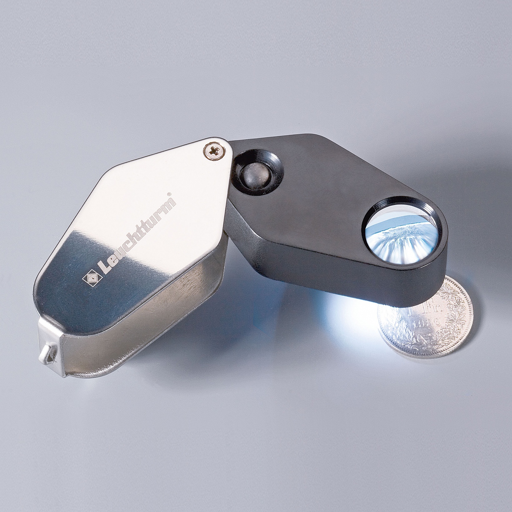 Loupe De Précision Leuchtturm Triple Lentille - Grossissement 10x, Diamètre 18 Mm, Pliable, Avec étui Cuir, Pour Bijouterie, Philatélie, Examen De Détails
