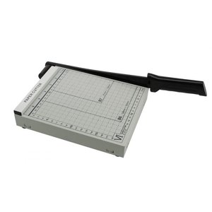 Guillotine, with a cutting length of 210 mm.