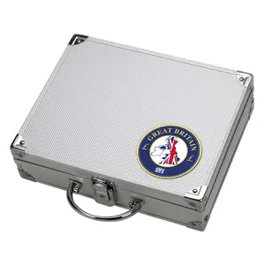 Valijeute, Alu - muni d'un emblème de la Grande-Bretagne - sans contenu - dim: 250 x 215 x 70 mm.