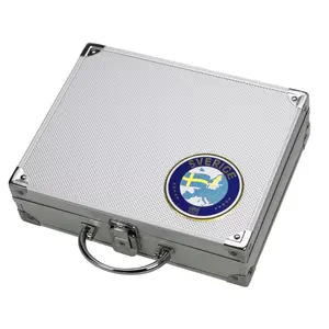 Koffer, Alu - voorzien van een embleem van Zweden - zonder inhoud - afm: 250 x 215 x 70 mm.