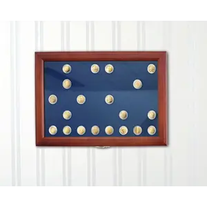 Präsentationsdisplay, Premium - für Münzen Ø 27,5 mm. (40 Stk.) Mahagonifarbe mit blauen Innenausstattung - Abm: 375 x 260 x 30 mm.