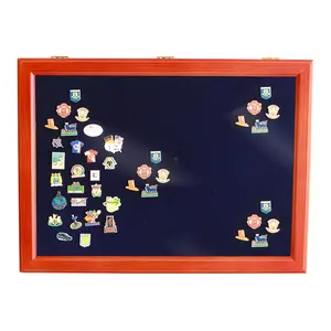 Präsentation Display- für Medaillen und Pins - Mahagonifarbe mit blauer Innenausstattung - Abm: 510 x 390 x 30 mm.