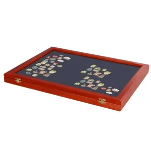 Presentatie Display - voor Medailles en Spelden - Mahoniekleur met blauw interieur - afm: 750 x 510 x 30 mm.