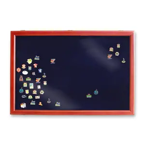 Presentatie Display - voor Medailles en Spelden - Mahoniekleur met blauw interieur - afm: 750 x 510 x 30 mm.