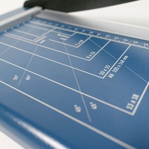 Guillotine, with a cutting length of 320 mm. Produced from metal and plastic - dim: 195 x 485 x 55 mm.