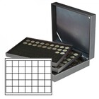Coffret Numismatique, Nera XL - 3 Plateaux - dim. du compartiment:  36x36mm. (105 pc.)   - Noir/Noir- dim. 310x255x82 mm. ■ par pc.