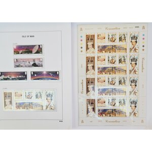 Isle of Man – 1969–2014 – Exceptionally Expanded Complete Collection in 4 Davo De Luxe Albums – Mint Never Hinged (MNH)