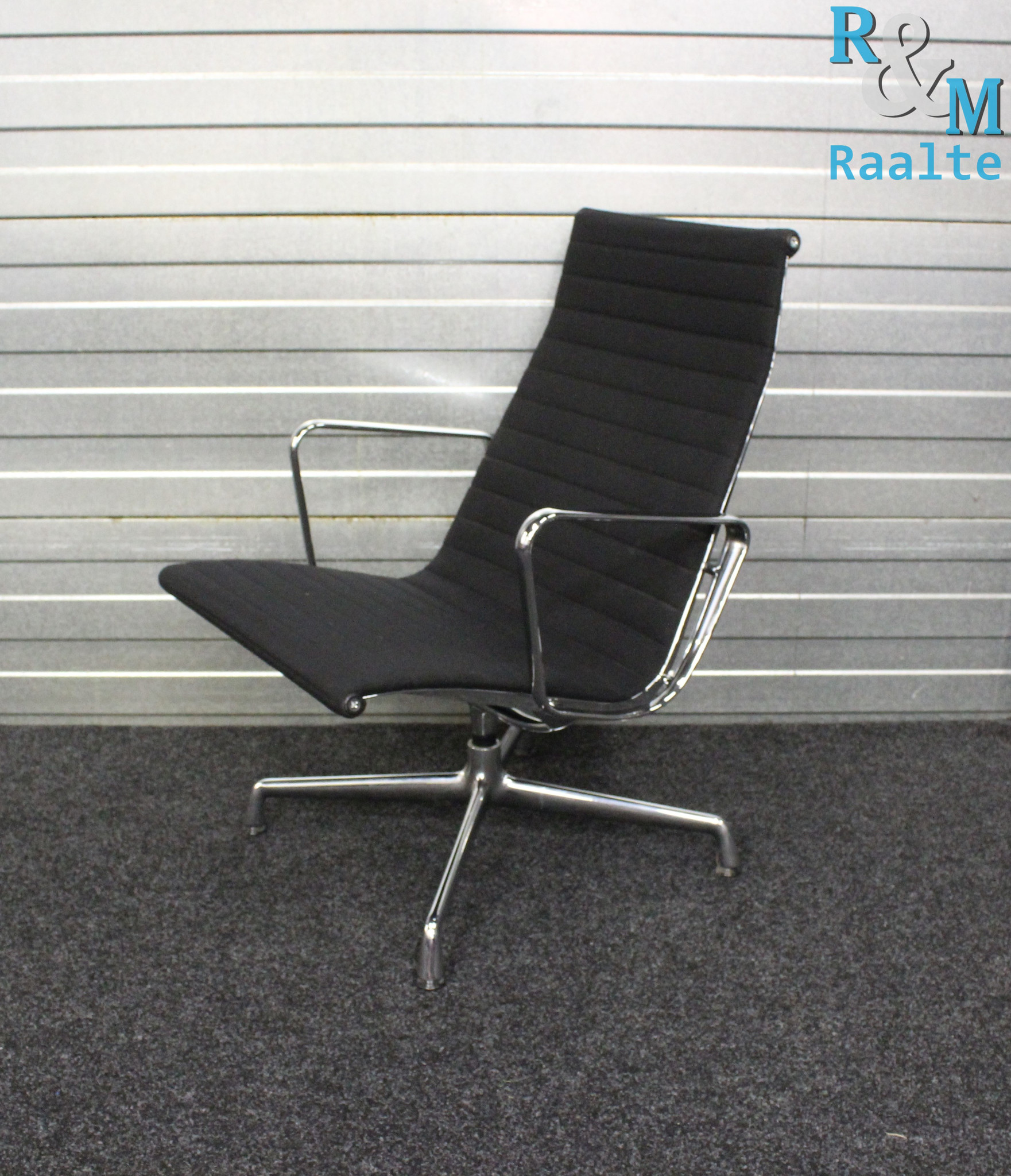 Eames EA 115 Design fauteuil, Zwart, Hopsak | RM en Designmeubilair