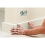 Plaatsen hoge plinten per meter