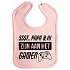 Goldengifts Slab - Ssst.. Papa & ik zijn aan het gamen - met drukknoop - kleur: baby roze - vaderdag cadeau - vader - cadeau - gamen - playstation 5 - xbox - pc - baby - peuter Goldengifts Slab - Ssst.. Papa & ik zijn aan het gamen - met drukknoop - kleur: baby roze - vaderdag cadeau - vader - cadeau - gamen - playstation 5 - xbox - pc - baby - peuter