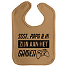 Goldengifts Slab - Ssst.. Papa & ik zijn aan het gamen - met drukknoop - kleur: mokka - vaderdag cadeau - vader - cadeau - gamen - playstation 5 - xbox - pc - baby - peuter Goldengifts Slab - Ssst.. Papa & ik zijn aan het gamen - met drukknoop - kleur: mokka - vaderdag cadeau - vader - cadeau - gamen - playstation 5 - xbox - pc - baby - peuter