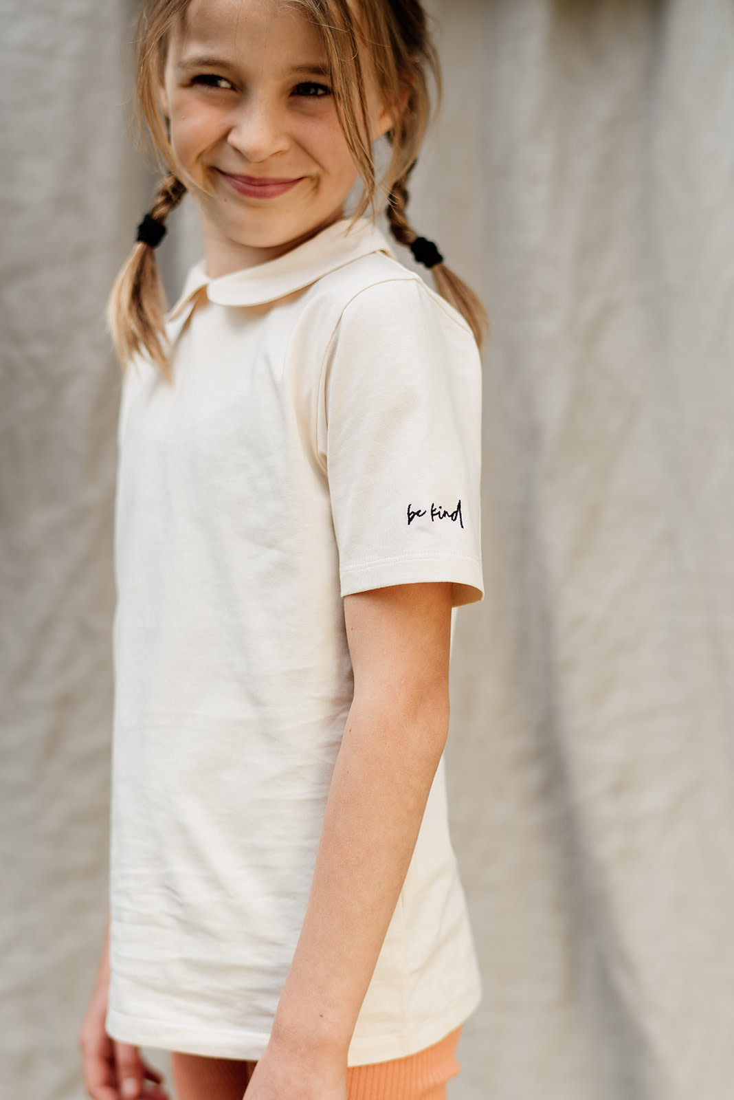 haar Watt Saga Be Kind T-shirt met kraag Be natural kopen - Louvelee