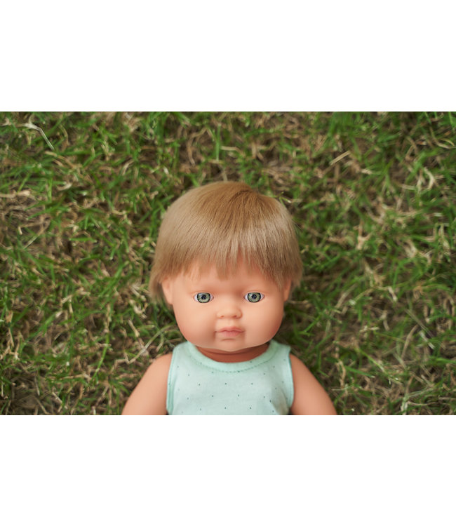 Miniland Miniland - POP DONKERBLONDE EUROPESE JONGEN 38cm, met vanillegeur, waterdicht,  anatomisch correct, in vinyl, in geschenkdoos. Made in Spain, 10m+