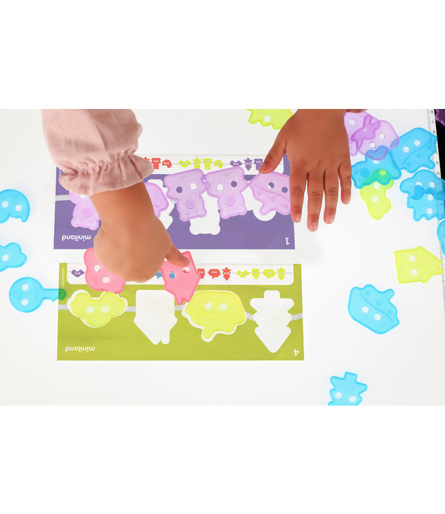Miniland Miniland - ACTIVITEITEN FIGUREN, doorzichtig, vormen en kleuren herkennen , met 32 figuren, 4 koordjes en 10 transparante speelkaarten, lightpad  compatibel, 3+