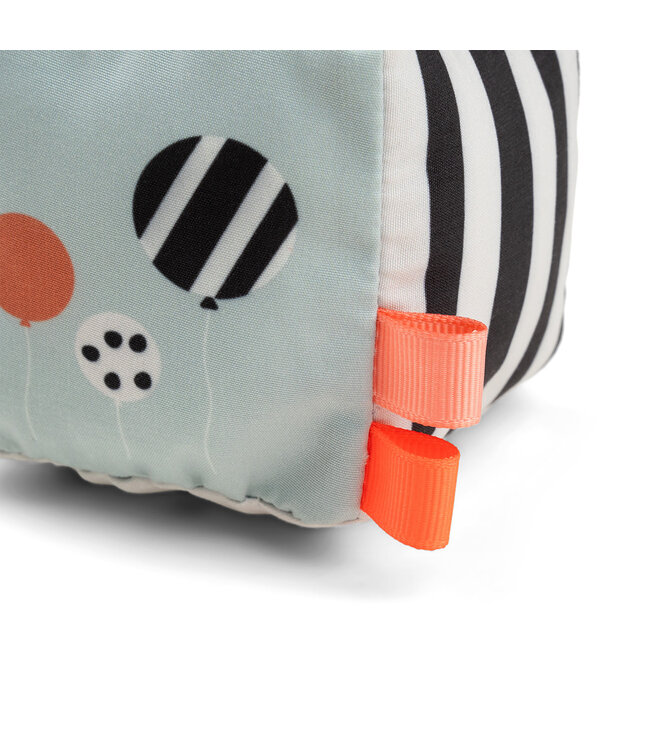 Done by Deer Done by Deer - Contrast baby cube Happy clouds Colour mix