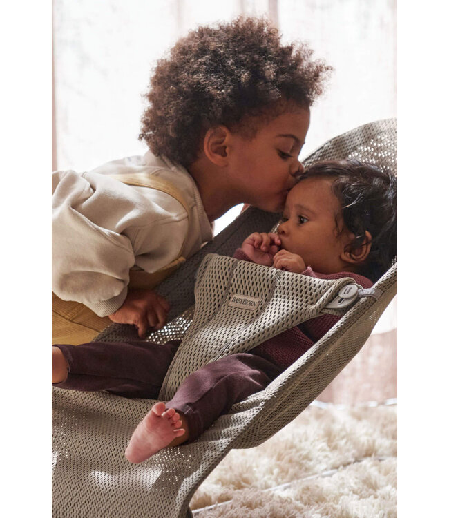 Babybjorn BabyBjörn - Wipstoeltje Bliss - Mesh Grijs beige & Speelboog Ondeugende oogjes Pastel