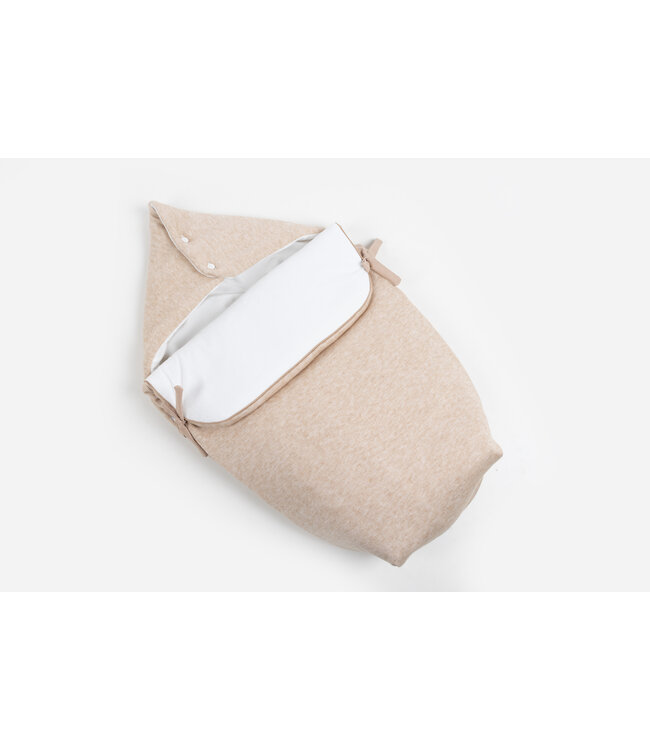 Maison Naline Maison Naline - Autostoelnestje 3puntsgordel buitenkant angora beige / binnenkant teddy ivoor / paspel beige aan flap / lintjes ivoor katoen / 2 knoopjes ivoor