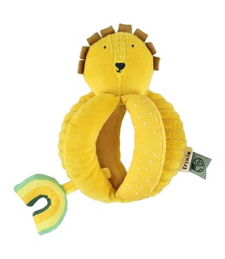 Trixie Trixie - Grabbing ball - Mr. Lion