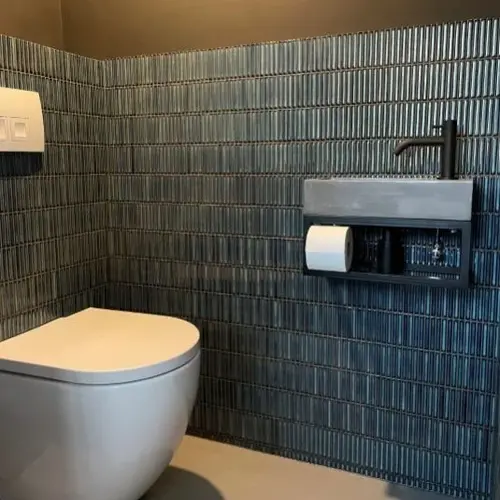 De rustieke look van blauwe mozaïek tegels