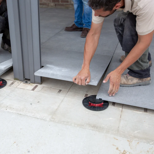 Een uitgebreide handleiding voor het leggen van keramische buitentegels van 3 cm dik: Materialen, stappen en tips voor een duurzaam resultaat