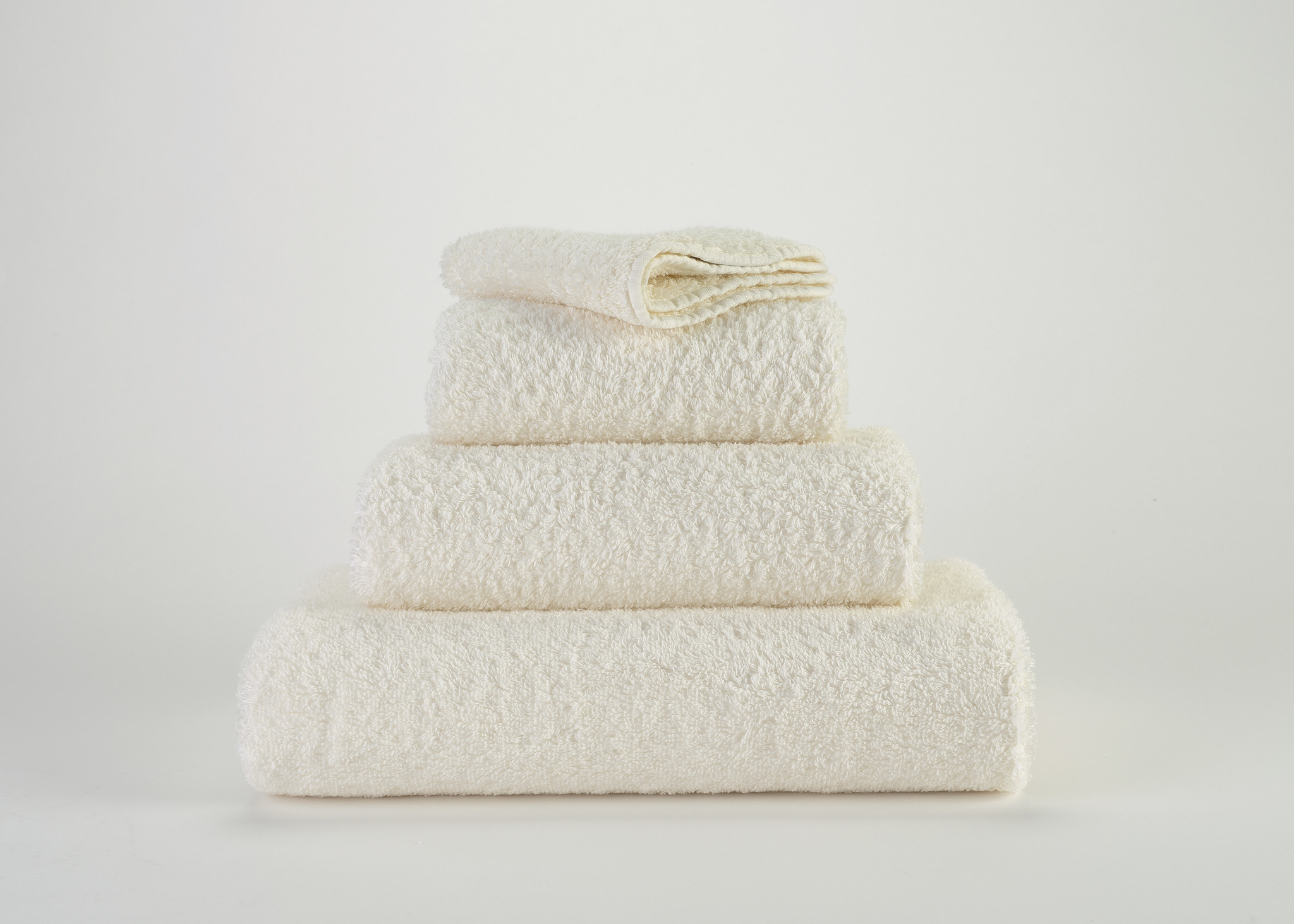 Abyss & Habidecor Abyss & Habidecor Super Pile Handdoek 60x110 103 ivory